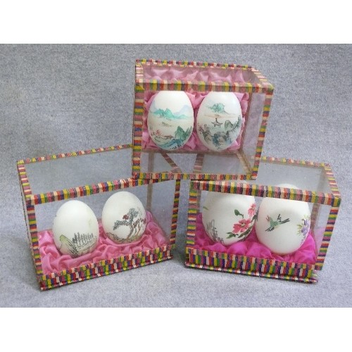 95 - 3 PAIRS OF BEAUTIFUL HAND PAINTED EGGS IN DISPLAY CASES