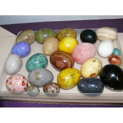 83 - A LARGE COLLECTION OF DECORATIVE ONYX AND STONE EGGS