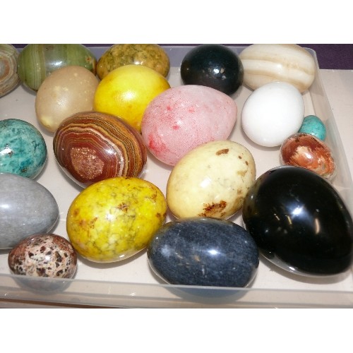 83 - A LARGE COLLECTION OF DECORATIVE ONYX AND STONE EGGS