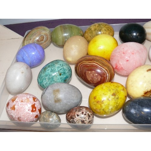 83 - A LARGE COLLECTION OF DECORATIVE ONYX AND STONE EGGS