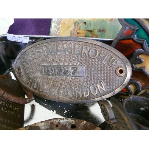 73 - A TIN OF MOSTLY CAST OR BRASS COLLECTABLES TO INCLUDE A TRAIN PLAQUE, PADLOCK, THERMOMETER, SCALES E... 