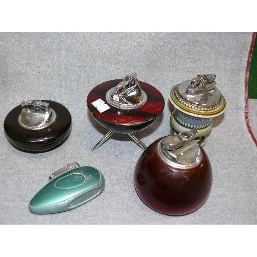 90 - A COLLECTION OF 5 VERY NICE TABLE LIGHTERS TO INCLUDE BAKELITE, GLASS AND IRISH WADE