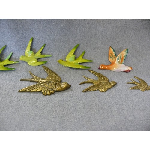 118 - A SET OF 3 VINTAGE METAL WALL PLAQUES PLUS A SET OF 3 BRASS BIRD WALL PLAQUES AND A CERAMIC BIRD PLA... 