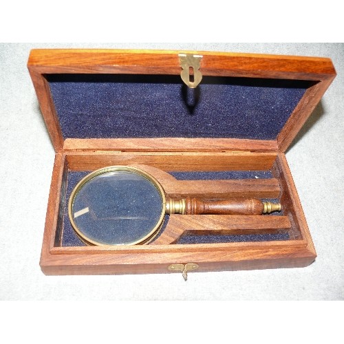 120 - A GOOD QUALITY VINTAGE MAGNIFYING GLASS IN A FITTED OAK BOX