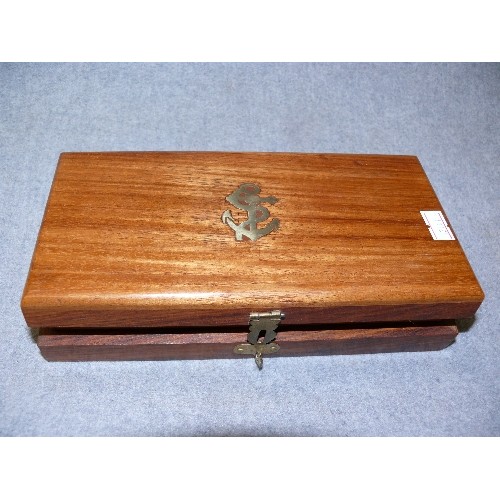 120 - A GOOD QUALITY VINTAGE MAGNIFYING GLASS IN A FITTED OAK BOX