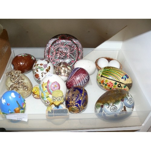 109 - A COLLECTION OF VARIOUS DECORATIVE EGG ORNAMENTS