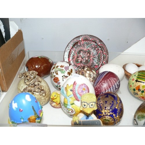 109 - A COLLECTION OF VARIOUS DECORATIVE EGG ORNAMENTS