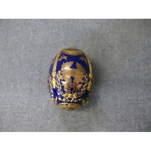 109 - A COLLECTION OF VARIOUS DECORATIVE EGG ORNAMENTS