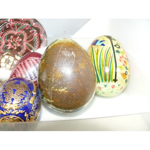 109 - A COLLECTION OF VARIOUS DECORATIVE EGG ORNAMENTS