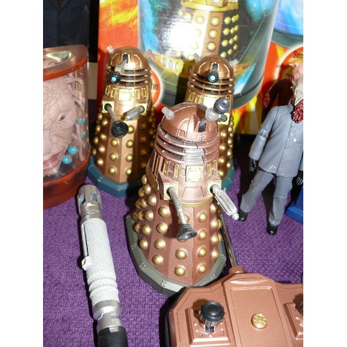 129 - A COLLECTION OF DOCTOR WHO FIGURES ETC TO INCLUDE TARDIS, CYBERMEN, DALEKS, WEEPING ANGEL, FACE OF B... 