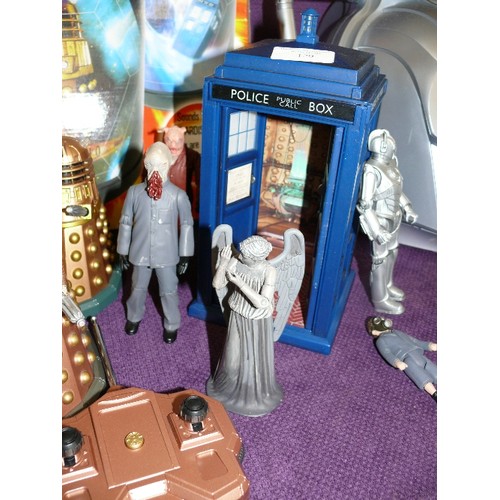 129 - A COLLECTION OF DOCTOR WHO FIGURES ETC TO INCLUDE TARDIS, CYBERMEN, DALEKS, WEEPING ANGEL, FACE OF B... 