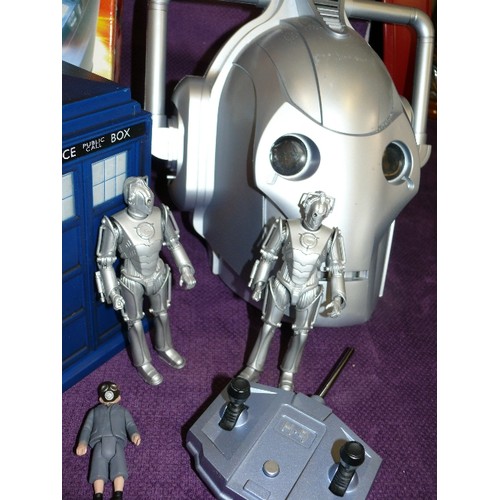 129 - A COLLECTION OF DOCTOR WHO FIGURES ETC TO INCLUDE TARDIS, CYBERMEN, DALEKS, WEEPING ANGEL, FACE OF B... 