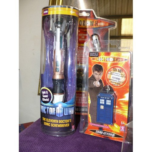 135 - A SELECTION OF NEW AND PACKAGED DOCTOR WHO ITEMS TO INCLUDE SONIC SCREWDRIVERS, KEYCHAINS, SOCKS ETC