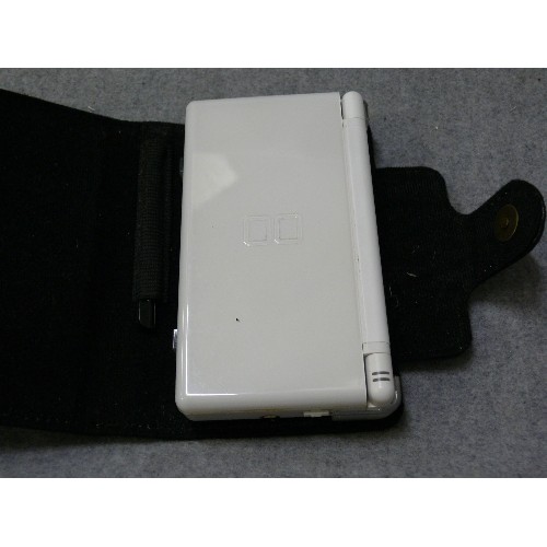 146 - A WHITE NINTENDO DS IN BLACK CASE