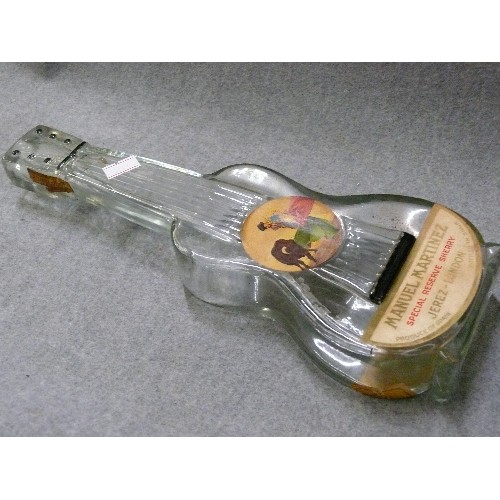 147 - A GUITAR SHAPED SPANISH DECANTER AND A LARGE GLASS BASKET