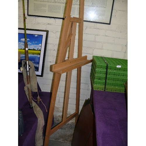 193 - A LARGE WOODEN ARTSTS EASEL PLUS ARTISTS PORTFOLIO OF PAPER