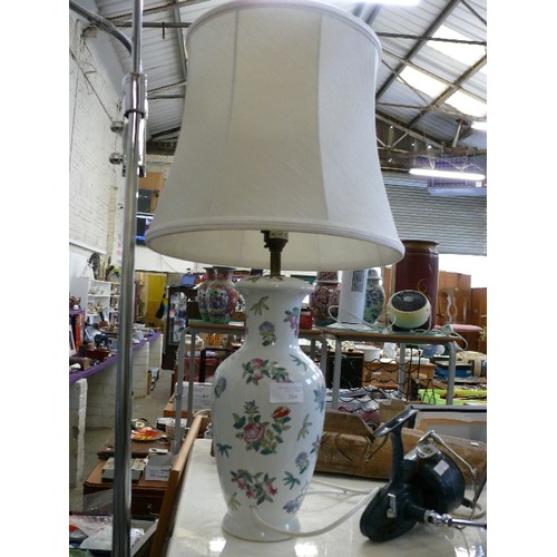 264 - A LOVELY FLORAL CERAMIC LAMP