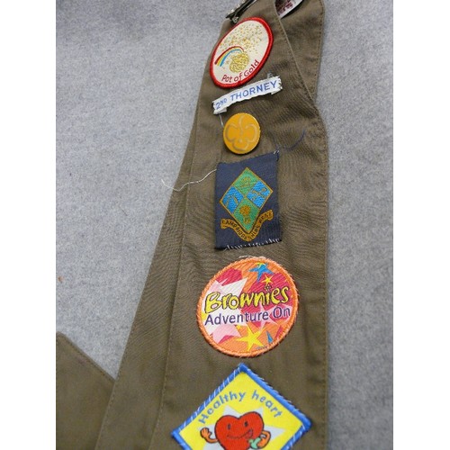 294 - A VINTAGE BROWNIE SASH WITH VARIOUS BADGES