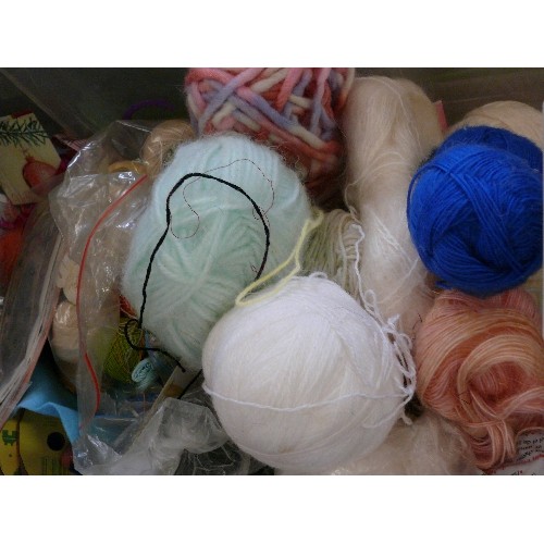 250 - A LARGE BOX OF VARIOUS WOOL AND THREAD PLUS SEWING PATTERNS