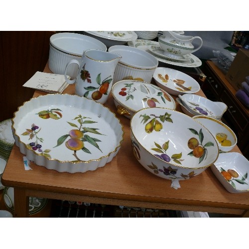 315 - A LARGE COLLECTION OF ROYAL WORCESTER EVESHAM CHINA BOWLS AND DISHES