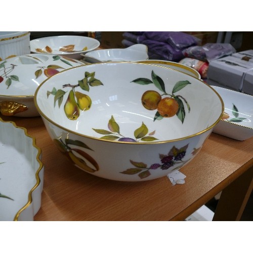 315 - A LARGE COLLECTION OF ROYAL WORCESTER EVESHAM CHINA BOWLS AND DISHES