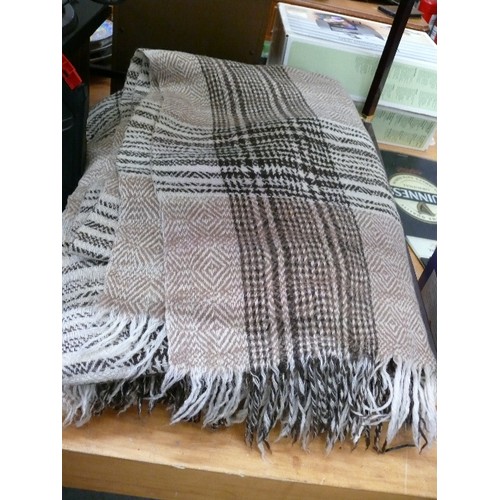 321 - 3 GOOD QUALITY VINTAGE WOOL BLANKETS