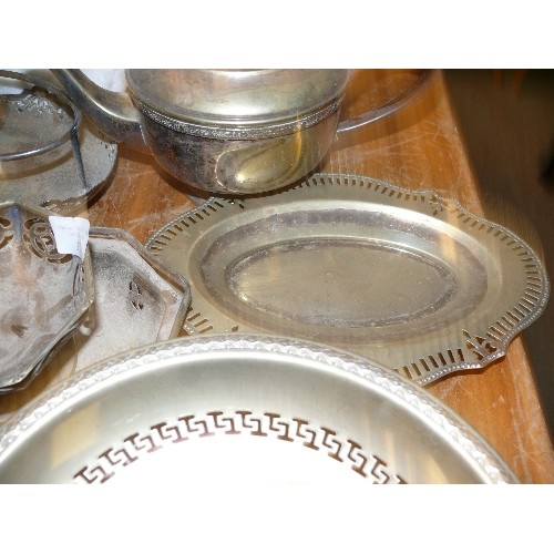 372 - A SELECTION OF SILVER PLATE ITEMS