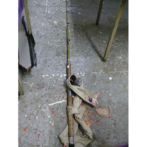 195 - A MILBRO COMMANDER FIBREGLASS FISHING ROD CIRCA 1960'S WITH REEL AND BAG