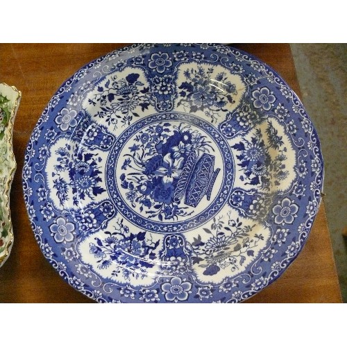 378 - A SELECTION OF CHINA TO INCLUDE BLUE & WHITE WEDGWOOD PLATES