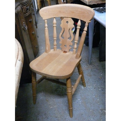 424 - PINE EXTENDING ROUND TO OVAL TABLE  WITH 4 MATCHING FARMHOUSE CHAIRS