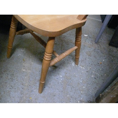 424 - PINE EXTENDING ROUND TO OVAL TABLE  WITH 4 MATCHING FARMHOUSE CHAIRS