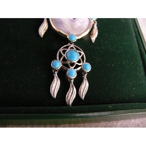 28 - A HEAVY SOLID SILVER PENDANT OF A WOLF WITH TURQUOISE DROPLETS BY ETHNIC AMERICAN INDIANS WITH SILVE... 