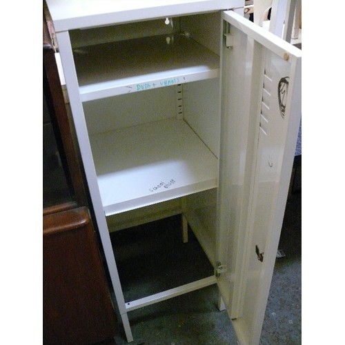 455 - METAL LOCKER IN WHITE WITH KEY