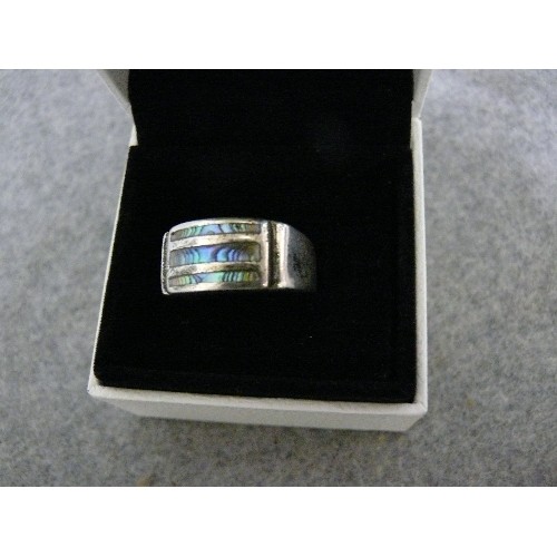 45 - A SOLID SILVER RING WITH ABALONE SHELL INSERTS SIZE 0