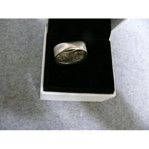 45 - A SOLID SILVER RING WITH ABALONE SHELL INSERTS SIZE 0