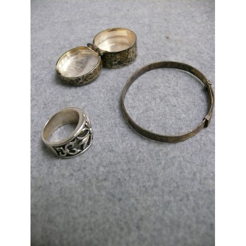 46 - 3 PIECES OF SILVER - A CHRISTENING BRACELET, A RING WITH A CROSS EMBOSSED SIZE O AND A LOVELY LITTLE... 