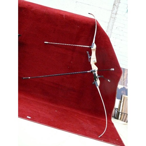 377 - A VERY GOOD ARCHERY SET LYONS RECURVE BOW AND ARROWS