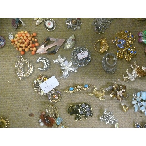 8 - AN IMPRESSIVE COLLECTION OF VINTAGE BROOCHES, MANY DIFFERENT STYLES ADORNED WITH STONES AND GEMS