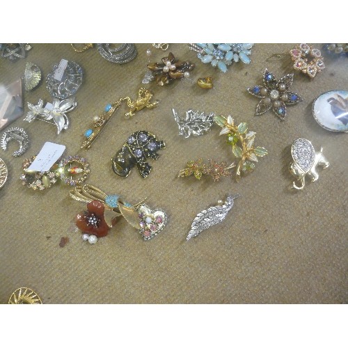 8 - AN IMPRESSIVE COLLECTION OF VINTAGE BROOCHES, MANY DIFFERENT STYLES ADORNED WITH STONES AND GEMS