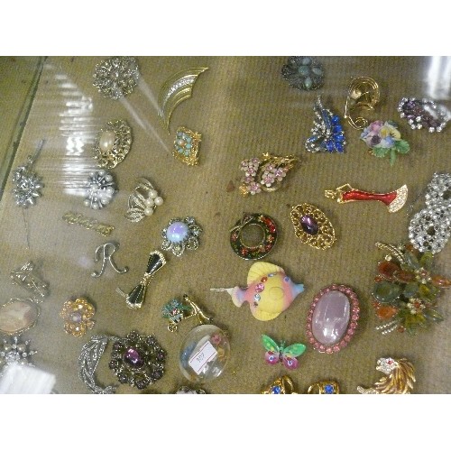 8 - AN IMPRESSIVE COLLECTION OF VINTAGE BROOCHES, MANY DIFFERENT STYLES ADORNED WITH STONES AND GEMS