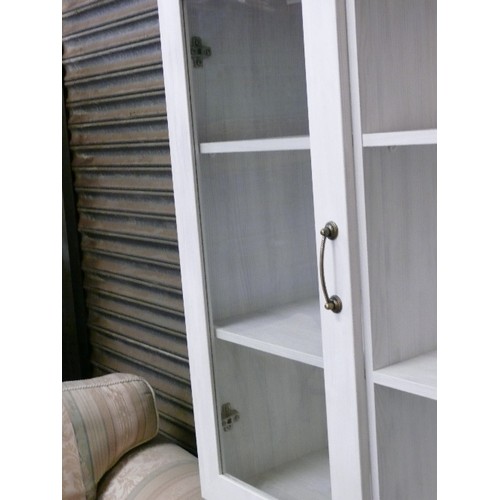 492 - CONTEMPORARY WHITE DISPLAY CABINET, 2 CUPBOARDS AND 5 DRAWERS TO THE BOTTOM, ABOVE CENTRAL OPEN DISP... 