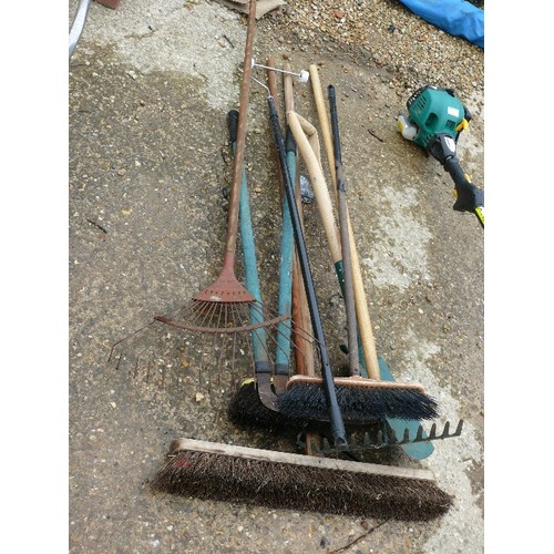 516 - SELECTION OF TOOLS TO INCLUDE A WIDE BROOM, SPADE, LAWN RAKE, EDGING SHEARS ETC