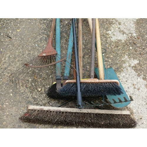 516 - SELECTION OF TOOLS TO INCLUDE A WIDE BROOM, SPADE, LAWN RAKE, EDGING SHEARS ETC