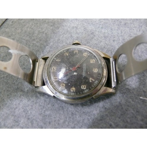 35 - A VINTAGE DAMAREX WATCH 1950 17 JEWEL HAND WOUND AND WORKING FINE, A MORE MODERN STRAP FITTED, COLLE... 