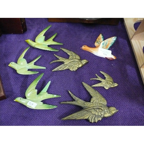 118 - A SET OF 3 VINTAGE METAL WALL PLAQUES PLUS A SET OF 3 BRASS BIRD WALL PLAQUES AND A CERAMIC BIRD PLA... 