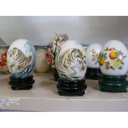 93 - A LARGE COLLECTION OF DECORATIVE HAND PAINTED EGGS