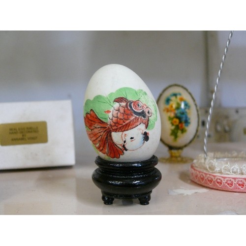 93 - A LARGE COLLECTION OF DECORATIVE HAND PAINTED EGGS