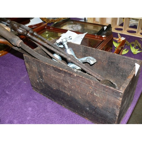 123 - A VINTAGE WOODEN BOX WITH CONTENTS OF VINTAGE TOOLS ETC