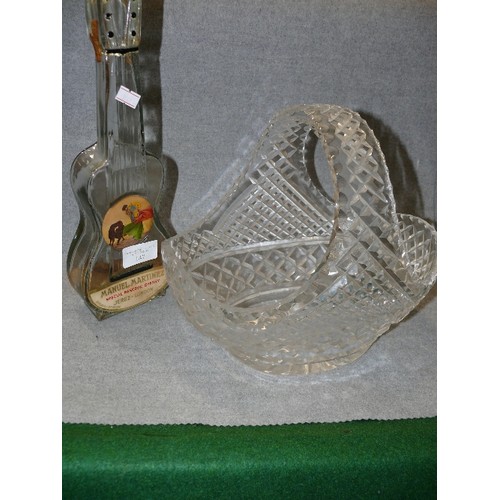 147 - A GUITAR SHAPED SPANISH DECANTER AND A LARGE GLASS BASKET