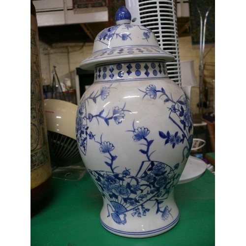 304 - A CHINESE BLUE & WHITE GINGER JAR